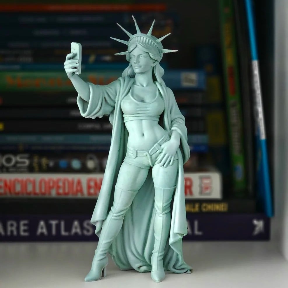 ✨Statue of Liberty Selfie Figurine – 250th Anniversary Commemorative Edition
